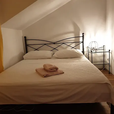 Apartment Sandra Hvar *